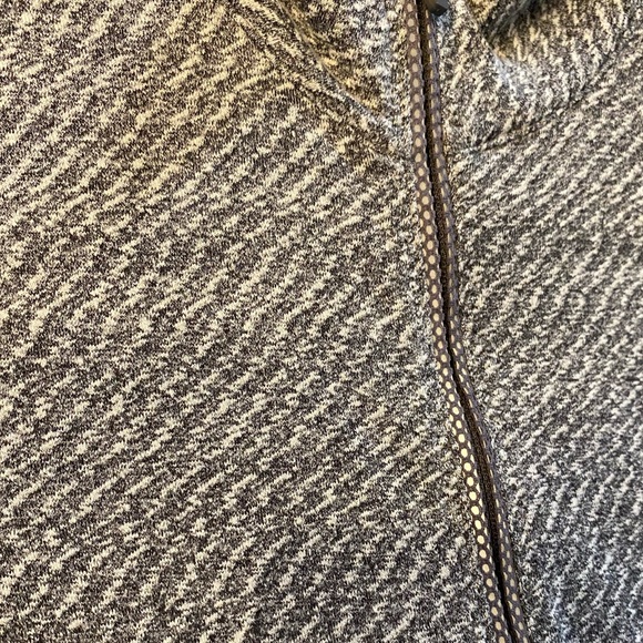 Lululemon Gray Herringbone Half Zip running top Sz 2 - Picture 3 of 3